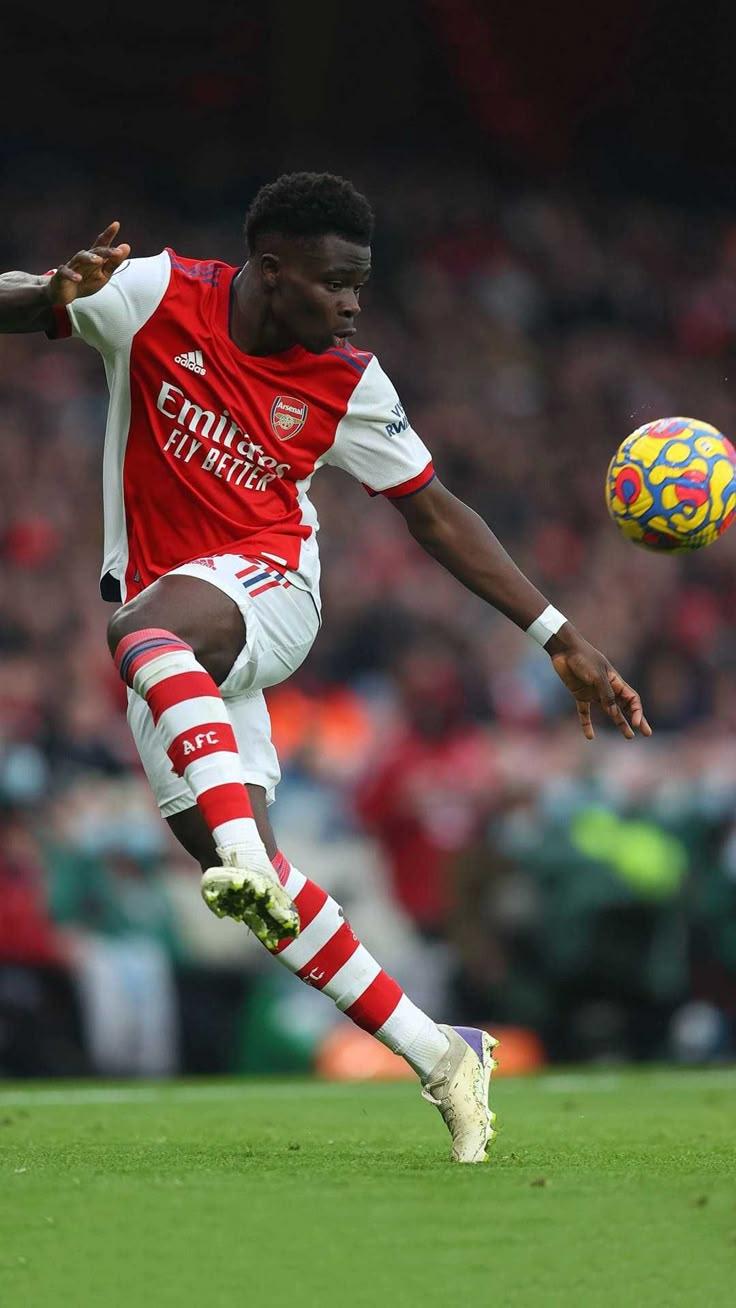 bukayo-saka-in-action-for-arsenal-ahead-of-pl-clash-with-burnley-at-turf-moor-2025